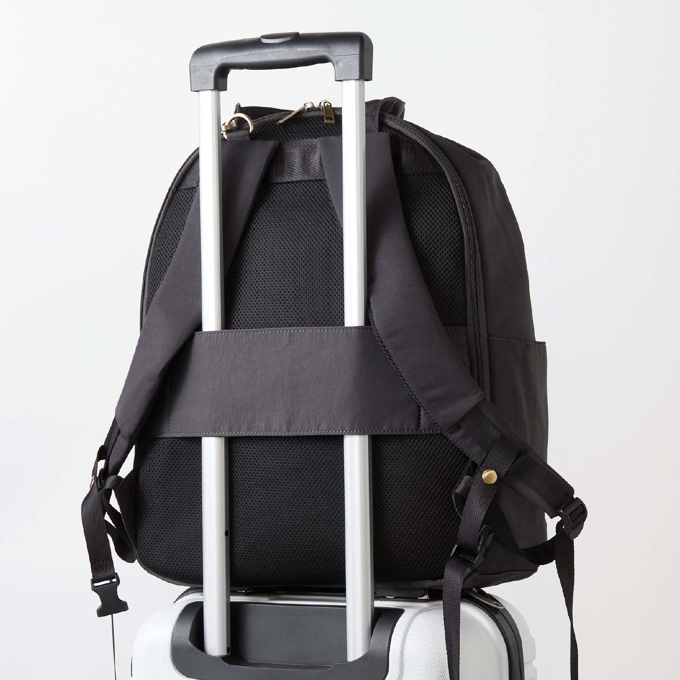 el:ment［エルメント］|el:ment　旅先でも整とんできる PC収納付き やわらかキャリーオントラベルボストンリュック〈スズ〉|背面ベルトでキャリーケースの持ち手に差し込めます。