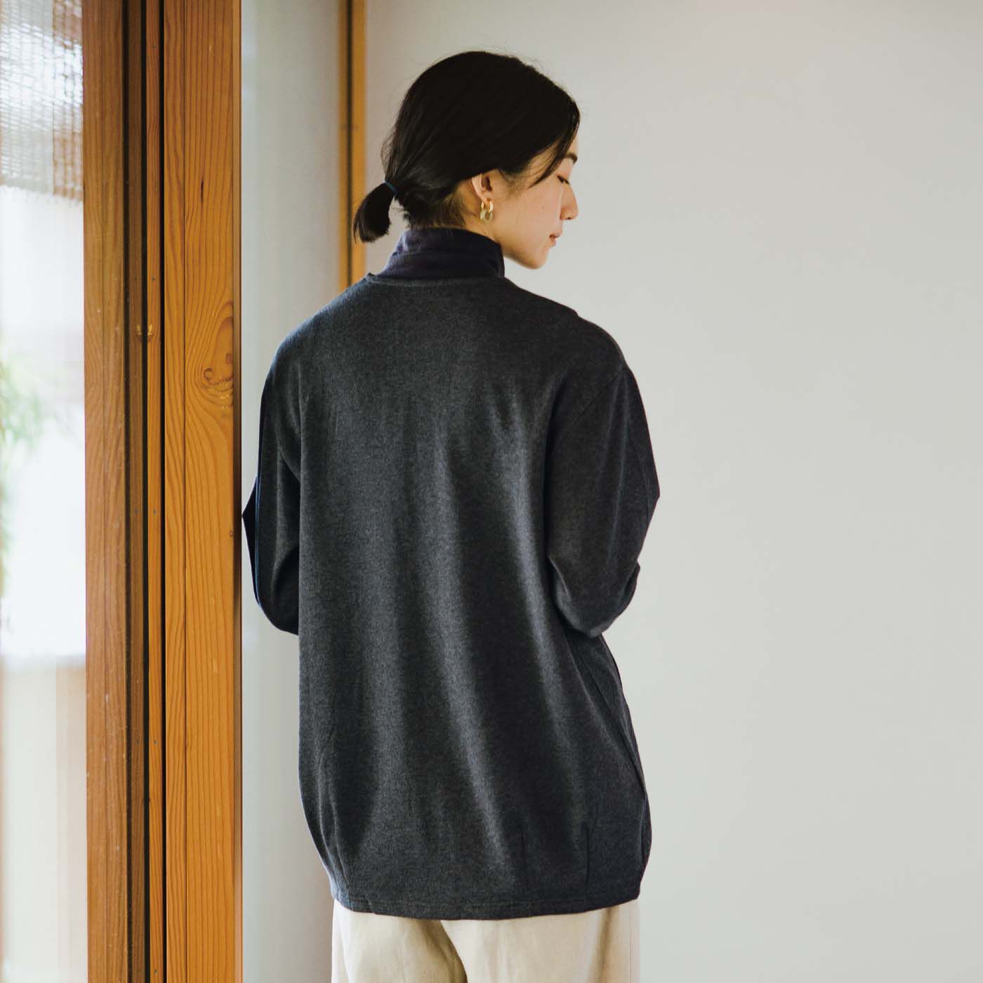 el:ment|Live love cotton（R）プロジェクト　el:ment　オーガニックコットンの軽やか仕立て ショールカラージャケット見え微起毛カーディガンの会|背面はほんのりコクーンシルエット。