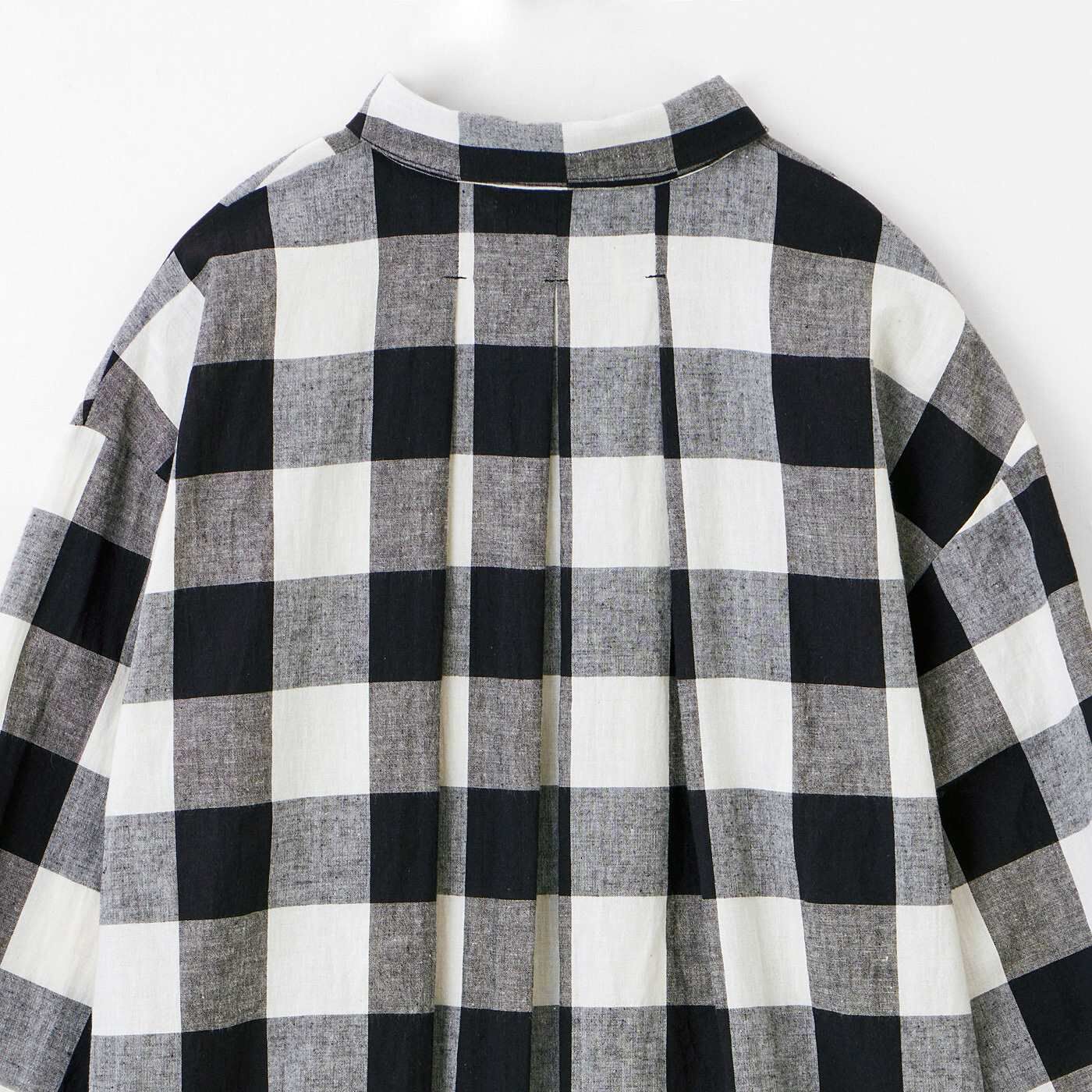 el:ment|el：ment　播州織の風合いを愉（たの）しむ　ギンガムチェックのバックタック入りAライン羽織（はお）りシャツ|こっそり入った背中のタックで後ろ姿もぬかりなく。