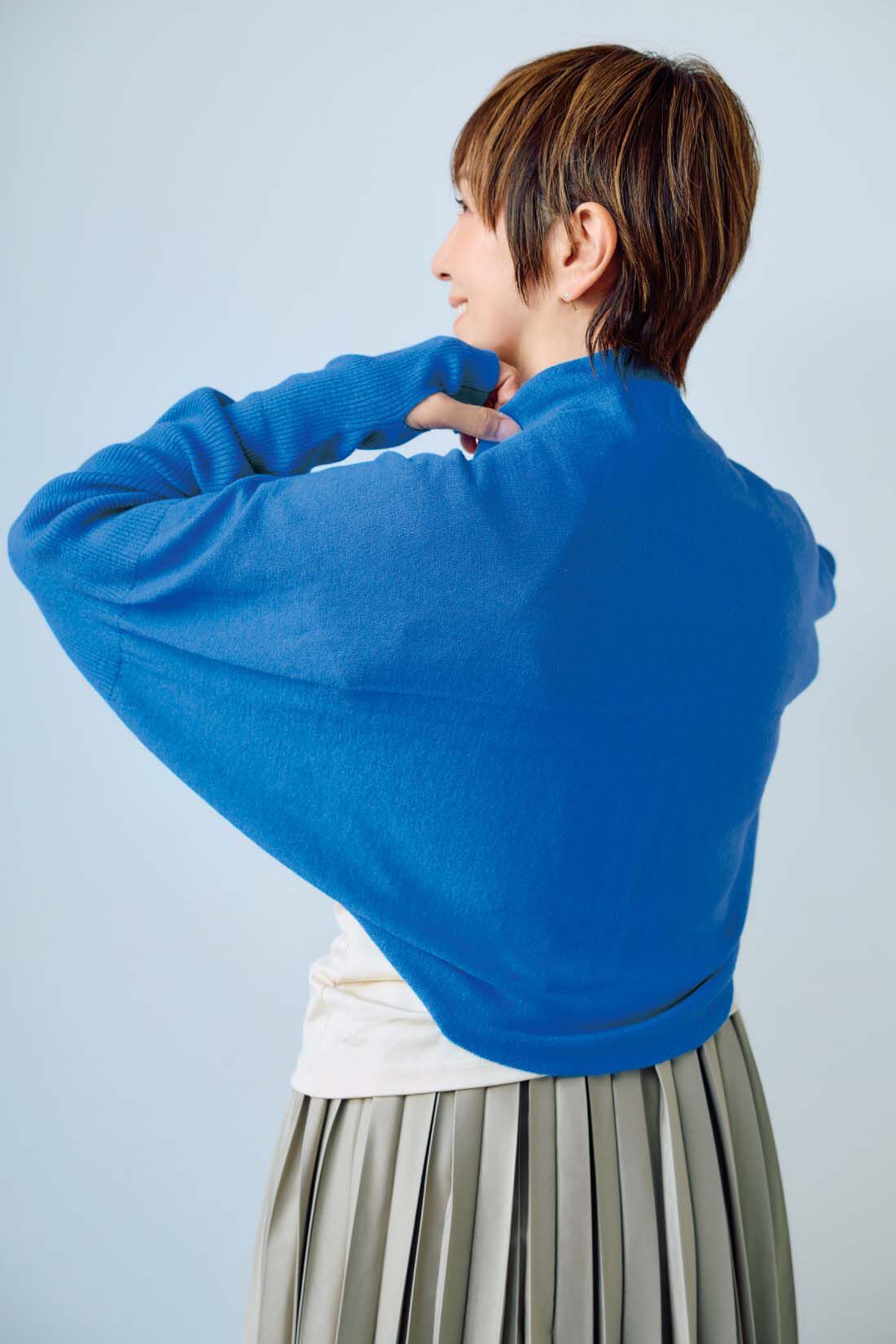 el:ment［エルメント］|大人の女史会×el:ment　ふわり羽衣心地 すっきり印象ボレロニットカーディガン〈UV対策〉の会|アーム部分は細めのリブ仕様ですっきり見え。日差しが気になる首の後ろもしっかりカバー。サムホール付きで、手の甲まですっぽり。