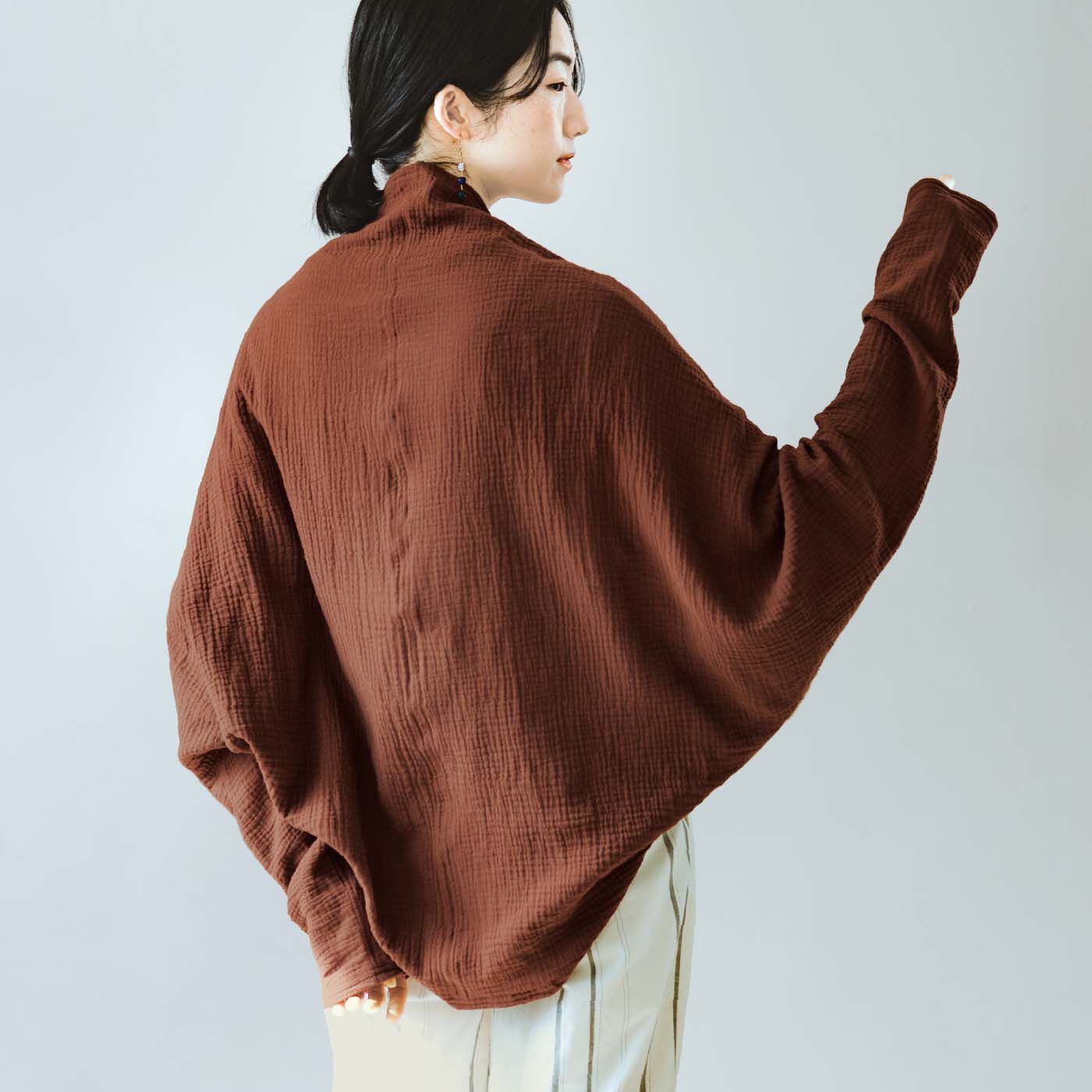 el:ment［エルメント］|el:ment　コットン100％ダブルガーゼ ずれ落ちにくいひも付き軽やかボレロカーディガン〈ＵＶ対策〉の会|首と手の甲は、長めの丈でカバー。