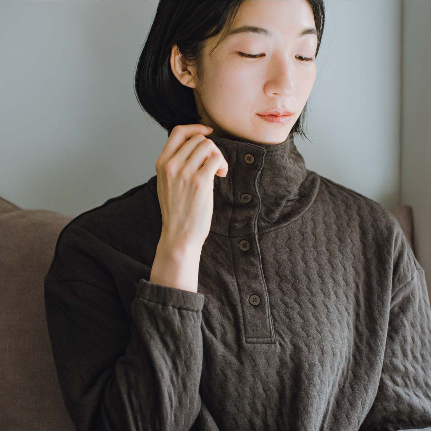 el:ment［エルメント］|el:ment　おうちと眠りの時間を心地よく 肌側コットンでやわらかキルトタートルルームウェアセットの会|ボタンを閉じれば、スタンドカラーになるので首もとあたたか。