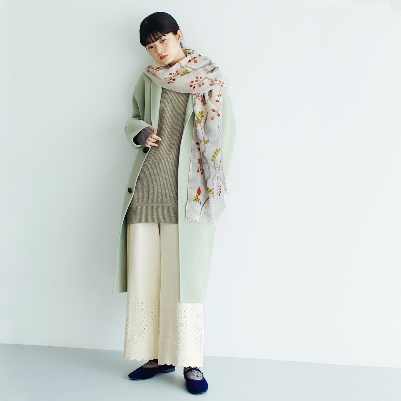 el:ment［エルメント］|透かし編みで華やぐ コットンニットパンツとウール混 厚手パイル靴下のコーディネート