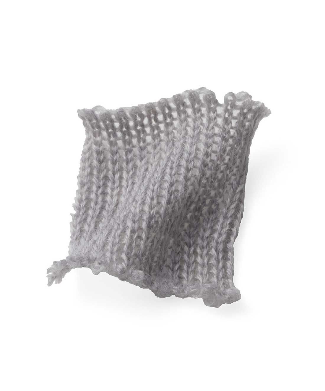 el:ment|el:ment　ホールガーメント（R）で編みたてた　ウール100％の軽やかＶネックニットベストの会|薄手ながらも、ウール100%でふんわりあたたか。ちくちくしにくいなめらかなウール100％。重ね着しやすい軽やかな仕立て。