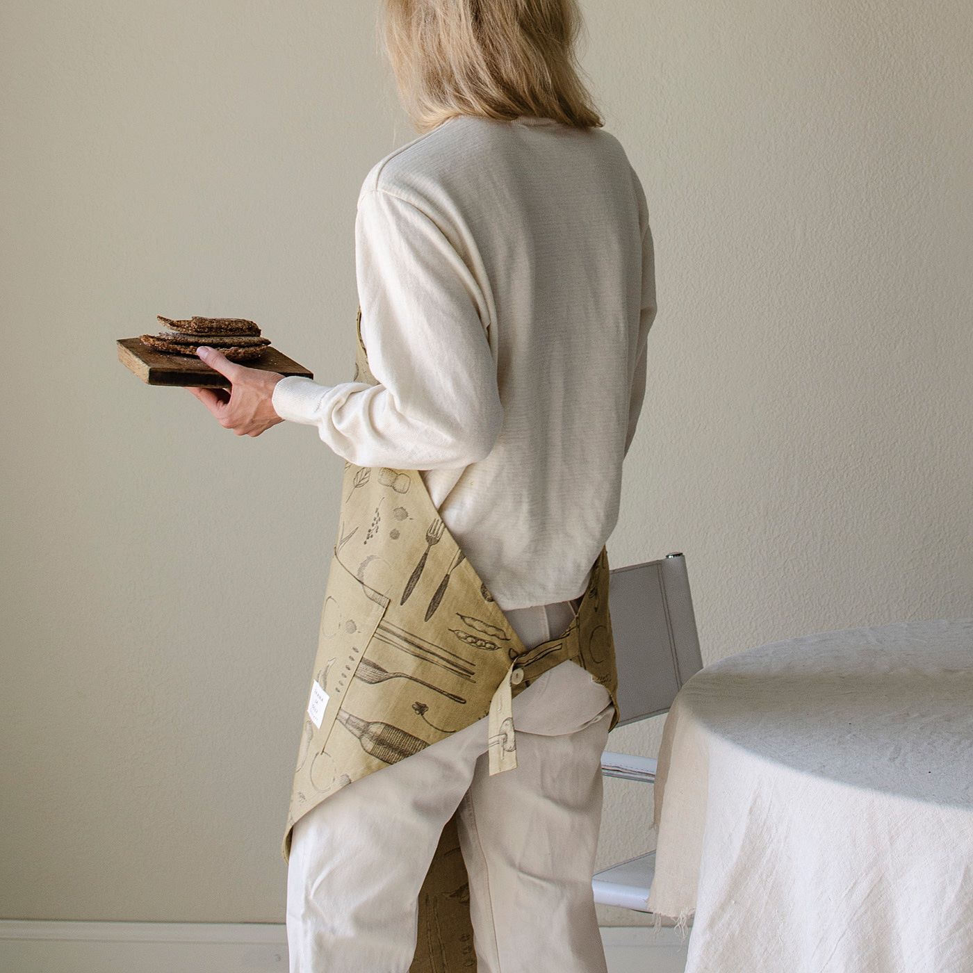 SAANA JA OLLI [サーナヤオッリ]|サーナ ヤ オッリ　料理や庭仕事の時間をアートで飾る コットンリネンの味わい豊かなひし形エプロン〈サンドベージュ〉