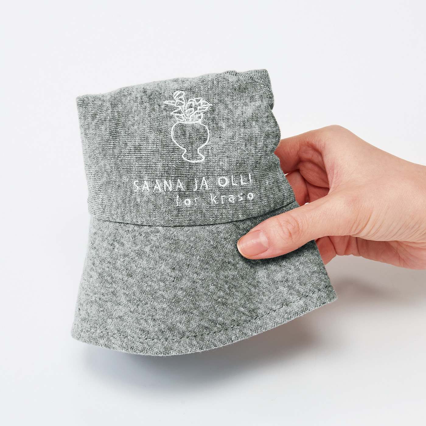 SAANA JA OLLI|サーナ ヤ オッリ　オーガニックコットン100％のすこやかな肌心地にすっぽり包まれる　UVクロッシェ帽子〈アイボリークラウド杢（もく）〉|使わないときは小さくたたんでバッグの中へ。※写真はイメージです。お届けするカラーとは異なります。