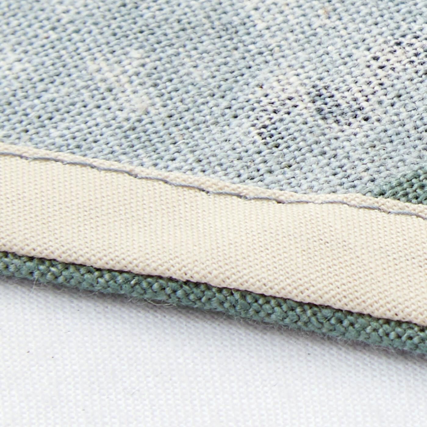 SAANA JA OLLI [サーナヤオッリ]|サーナ ヤ オッリ　料理や庭仕事の時間をアートで飾る コットンリネンの味わい豊かなひし形エプロン〈サンドベージュ〉|生地端の処理もバイアステープでていねいに仕上げました。※写真はイメージです。お届けするカラーとは異なります。