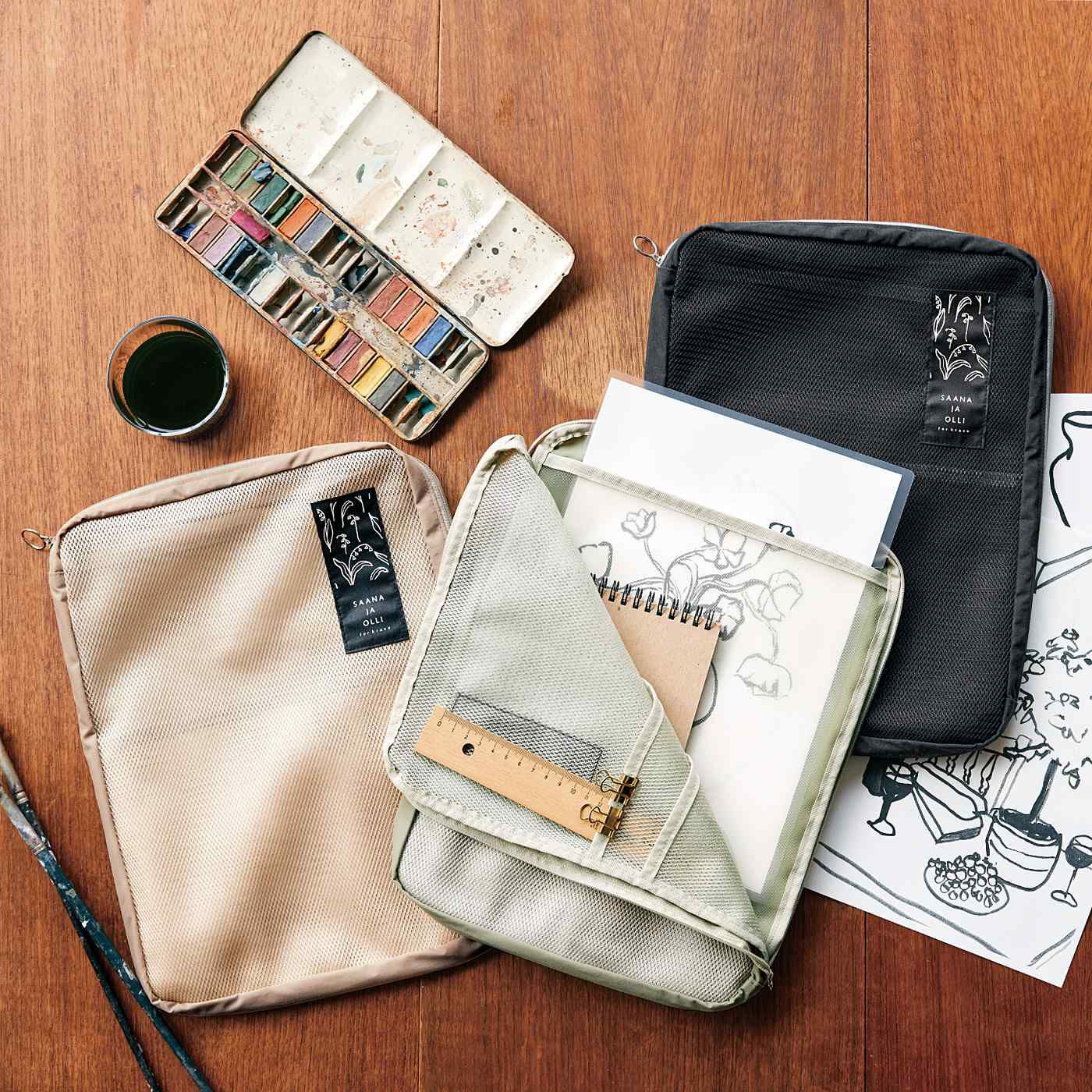 SAANA JA OLLI|サーナ ヤ オッリ　中身が見やすく使いやすく片づく　A4サイズの片面メッシュソフトケース〈ビスケットベージュ〉|PATTERN／The Lily of The Valley　左から〈ビスケットベージュ〉〈オイスターグレー〉〈モカブラック〉