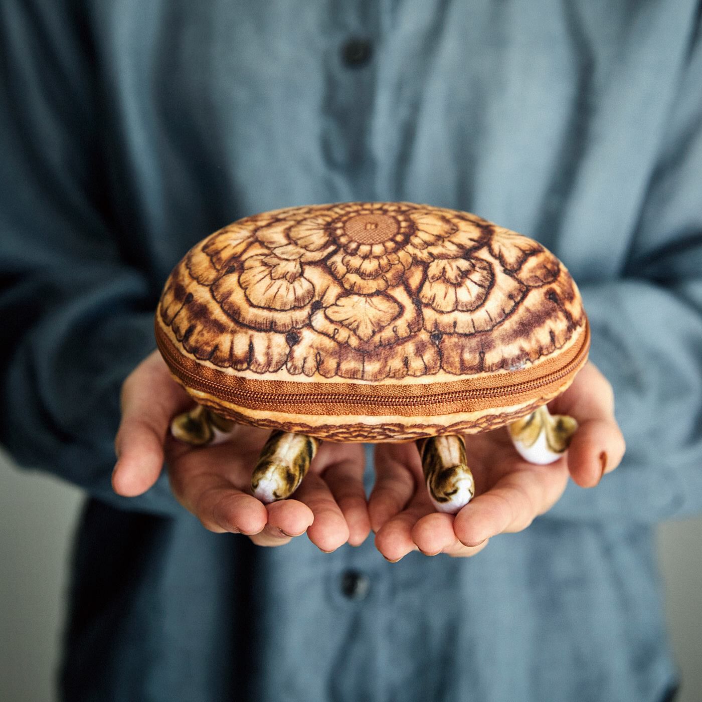 ミュージアム部|正倉院展×ミュージアム部　吉祥の花文が立ち上がる刻彫梧桐金銀絵花形合子ポーチ