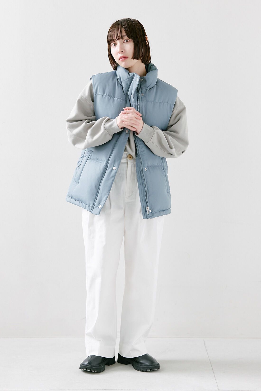 IEDIT|栞里ちゃん ニュアンスカラー ダウンベスト〈ブルーグレー〉のコーディネート|【着用サイズ】ベスト：S　トップス：S　パンツ：SP