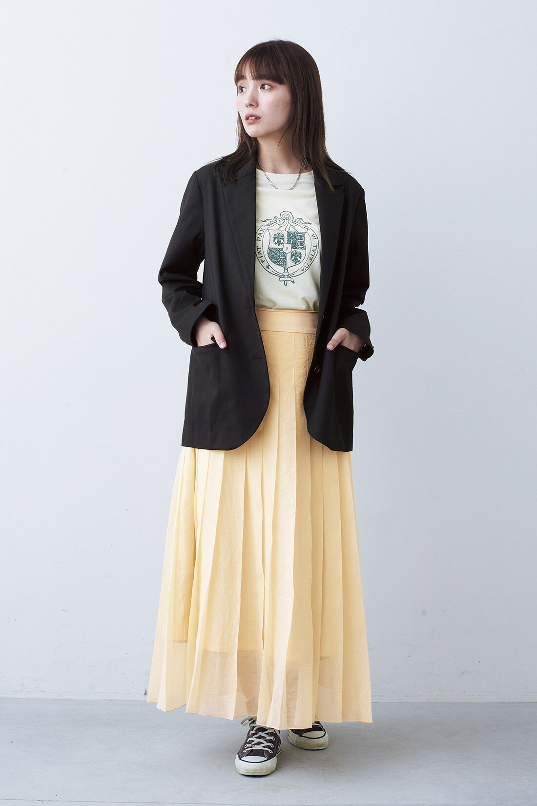 フェリシモファッションニュース|ペーパーライクシアープリーツスカート〈クリーム〉|モデル身長：168cm　Mサイズ着用