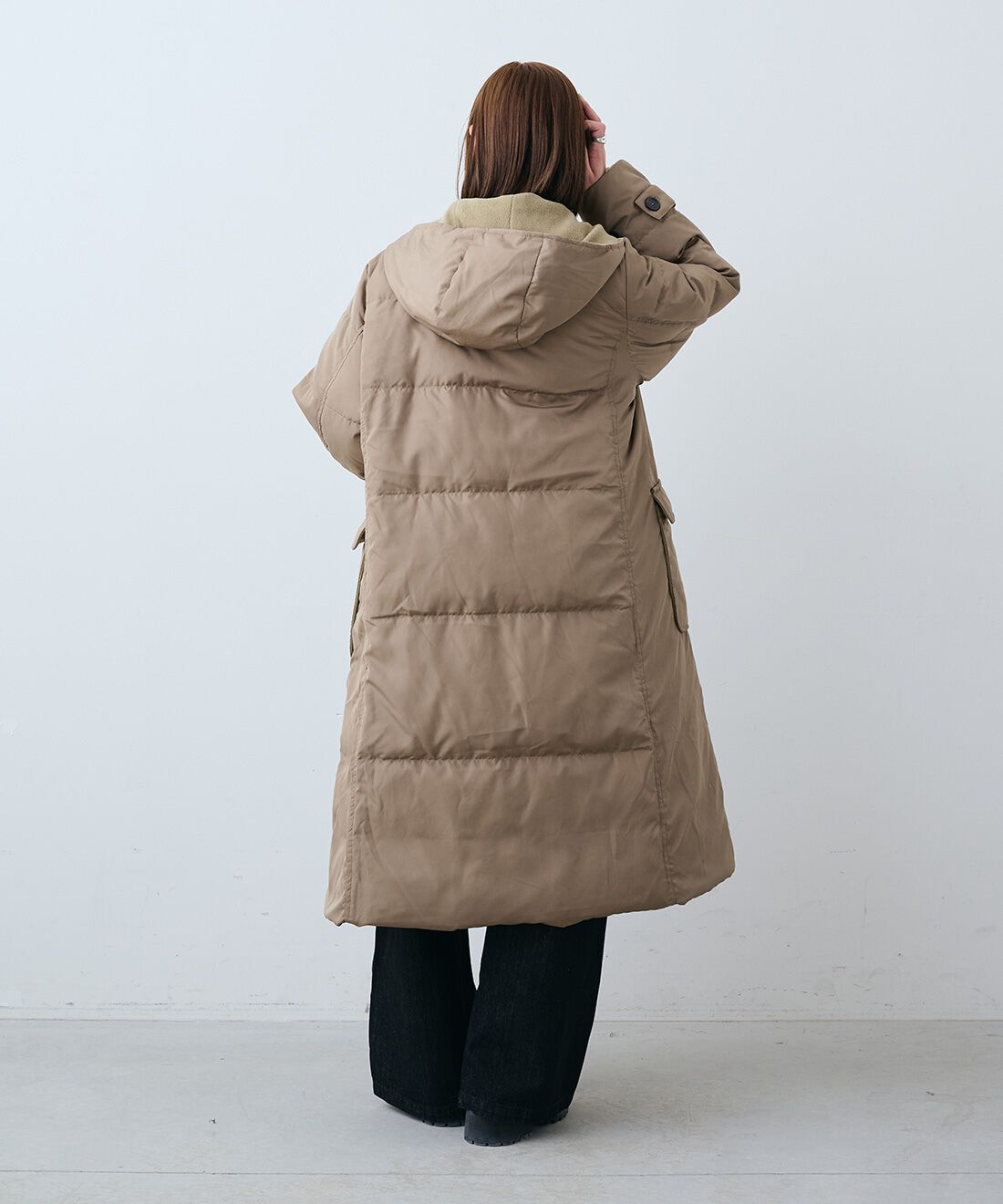 Live in  comfort|切り替えデザインで着映え洗えるニット〈ピンク〉と石上美津江 大人 こなれ サロペット ブラック デニム 黒のコーディネート