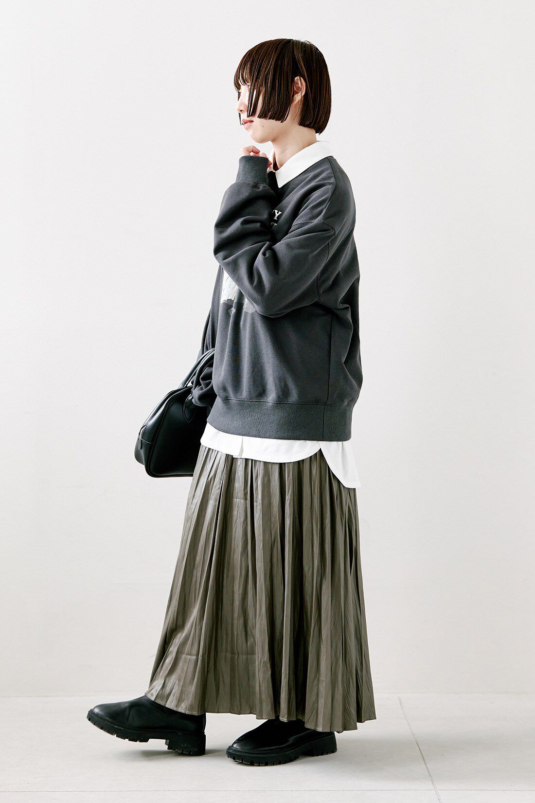 MEDE19F|Saturday Evening Post プリントトレーナー〈チャコールグレー〉と着心地らくちんな伸びるシャツ　リブインのコーディネート|【着用サイズ】スウェット：M　スカート：MP