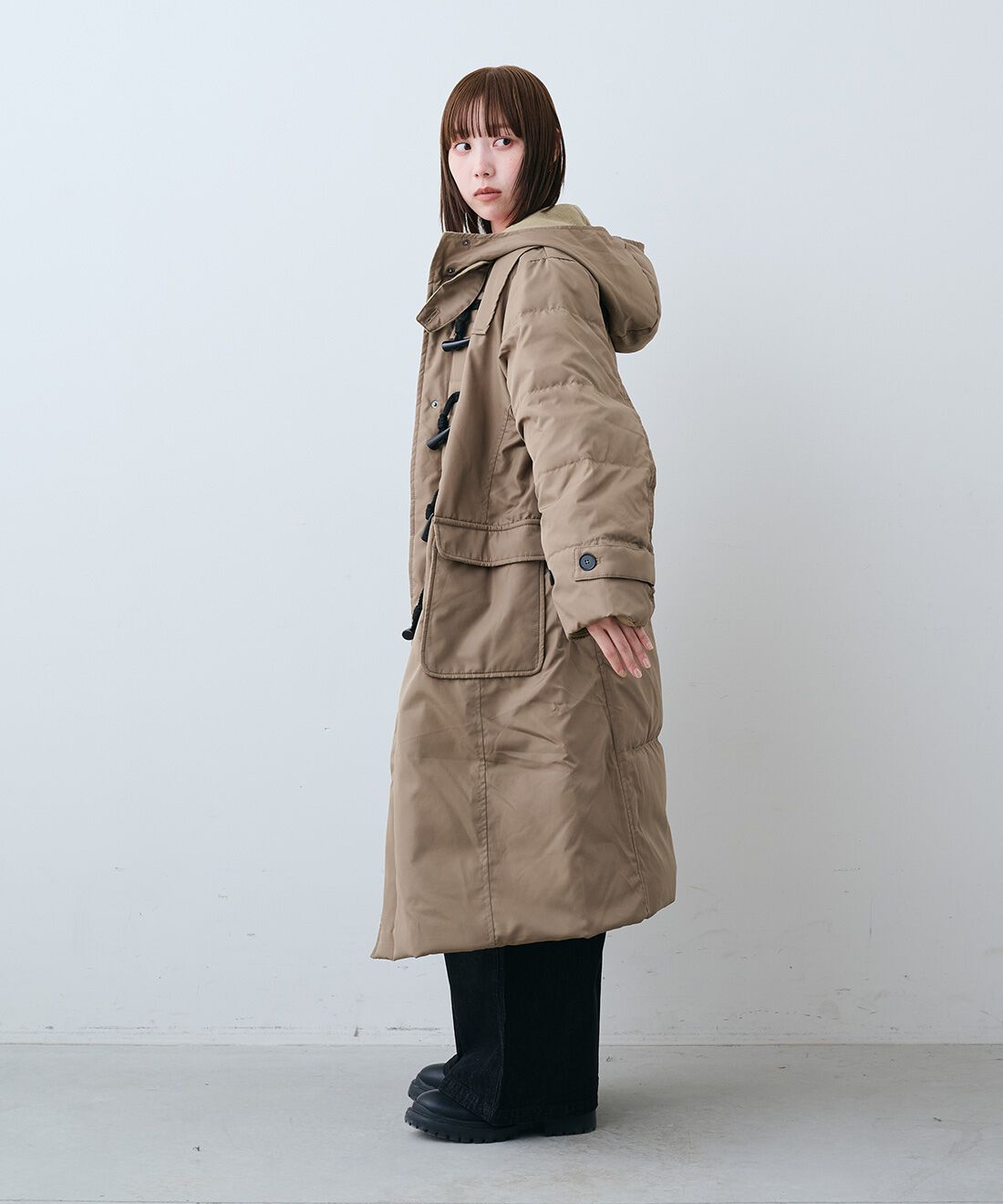 Live in  comfort|切り替えデザインで着映え洗えるニット〈ピンク〉と石上美津江 大人 こなれ サロペット ブラック デニム 黒のコーディネート