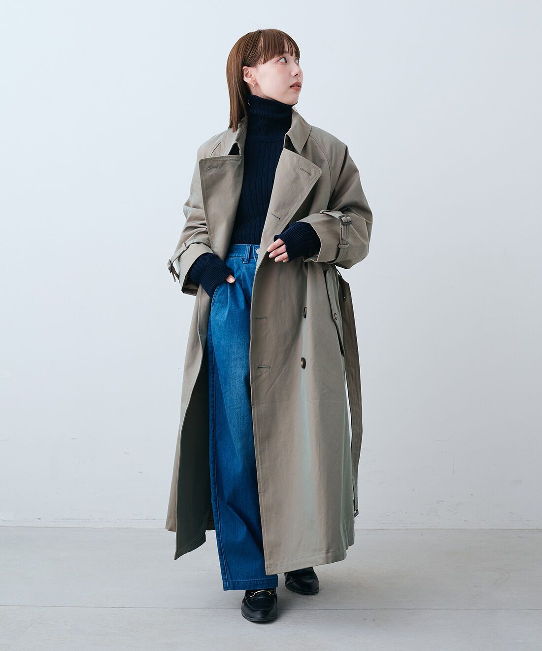 THREE FIFTY STANDARD［スリーフィフティースタンダード］|小谷実由さんと作った玉虫色のトレンチコート〈カーキグリーン〉とラップ デニム ワイドパンツのコーディネート