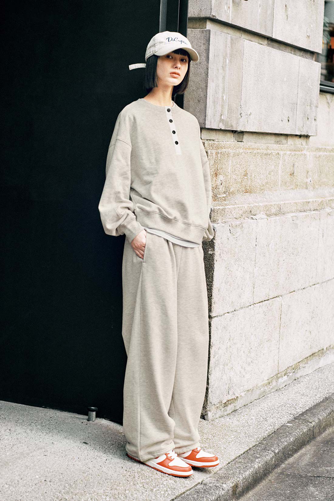 フェリシモファッションニュース|ヘンリーネックスウェット〈グレージュ〉