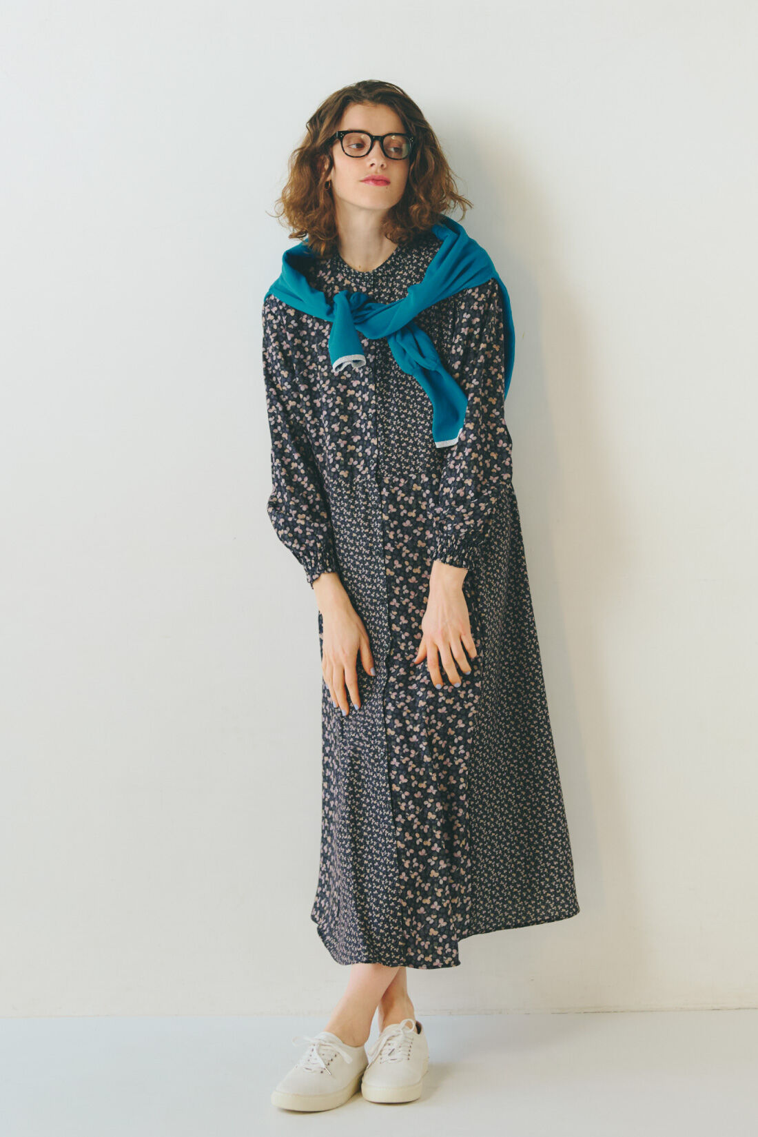 THREE FIFTY STANDARD|バウンシー 素材 ふんわり袖 ニット プルオーバー 〈ピーコックブルー〉のコーディネート