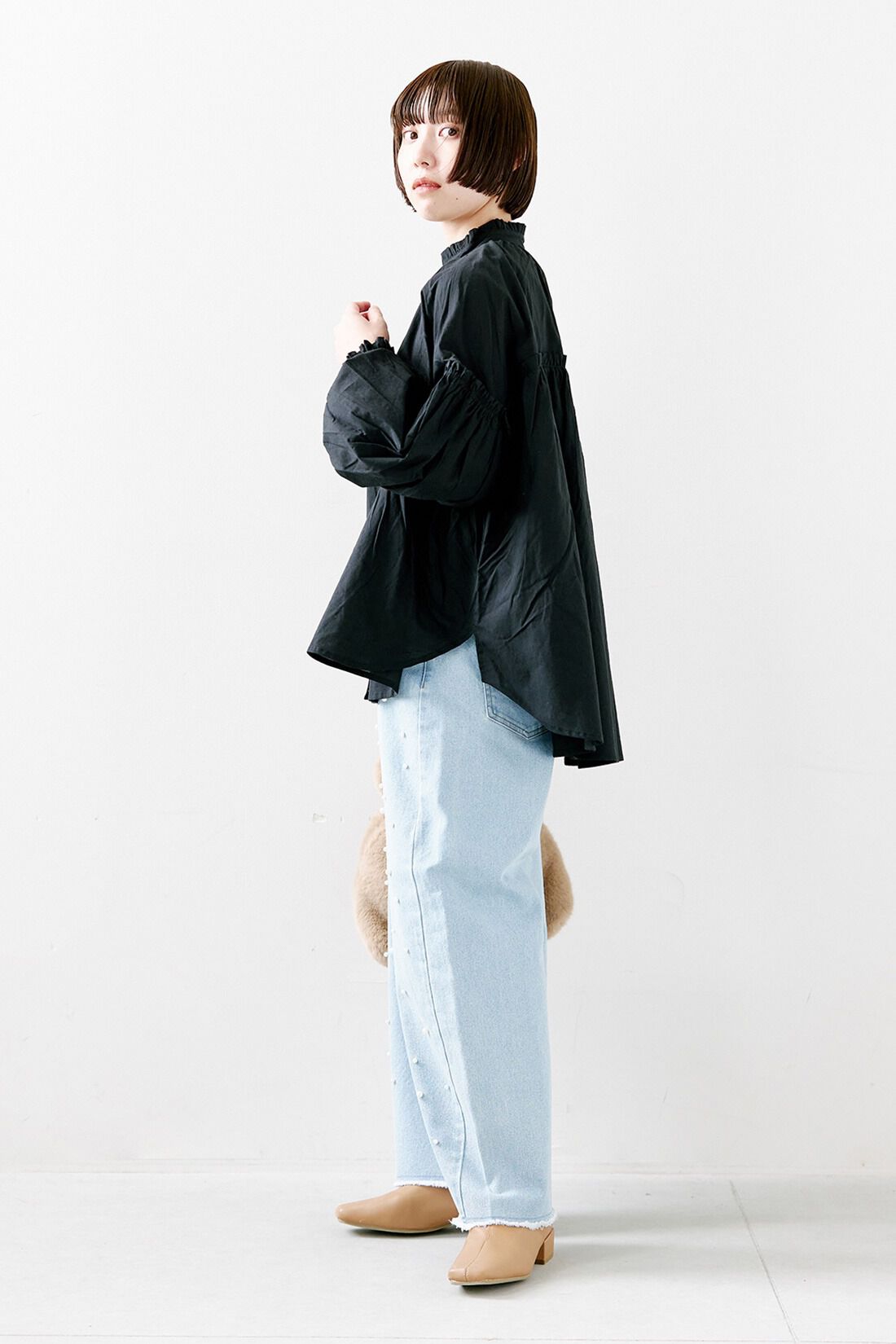 IEDIT|大人に似合う　甘すぎないコットンフリルブラウス〈ブラック〉のコーディネート|【着用サイズ】トップス：S　パンツ：SP