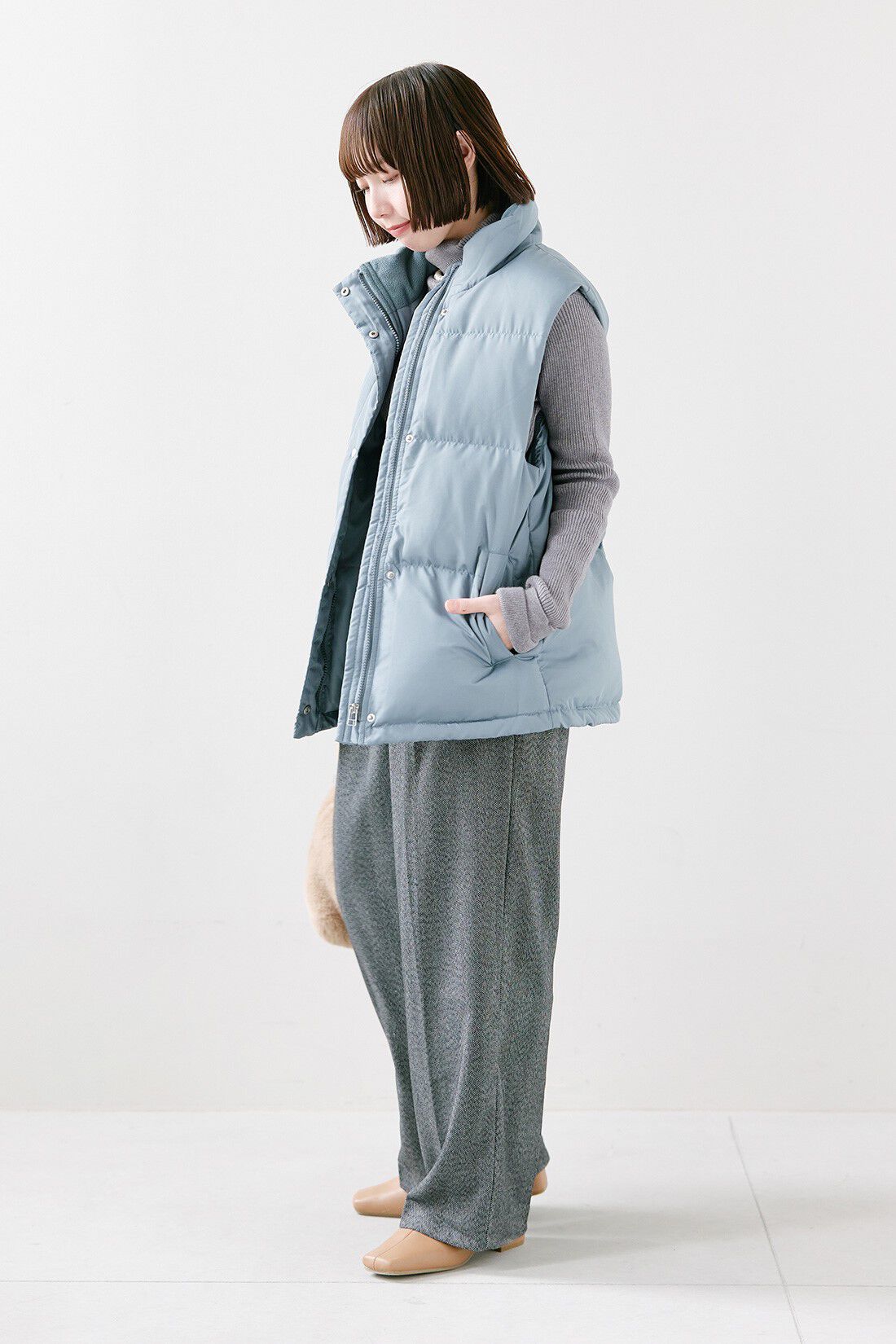 Live in comfort［リブインコンフォート］|マシンウォッシャブル ハイネック リブニット トップスの会とヘリンボーン素材のワイドパンツ〈チャコールグレー〉のコーディネート|【着用サイズ】ベスト：S　トップス：S　パンツ：MP