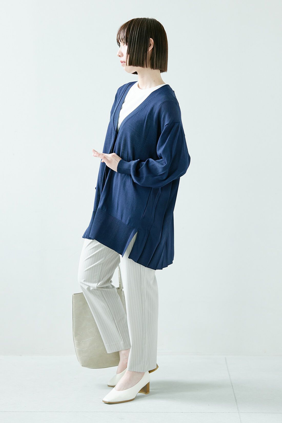 IEDIT|UVカット 接触冷感 撥水加工 エアノビ 涼やか テーパードパンツ〈グレーストライプ〉のコーディネート|【着用サイズ】カーディガン：S　トップス：M　パンツ：SP