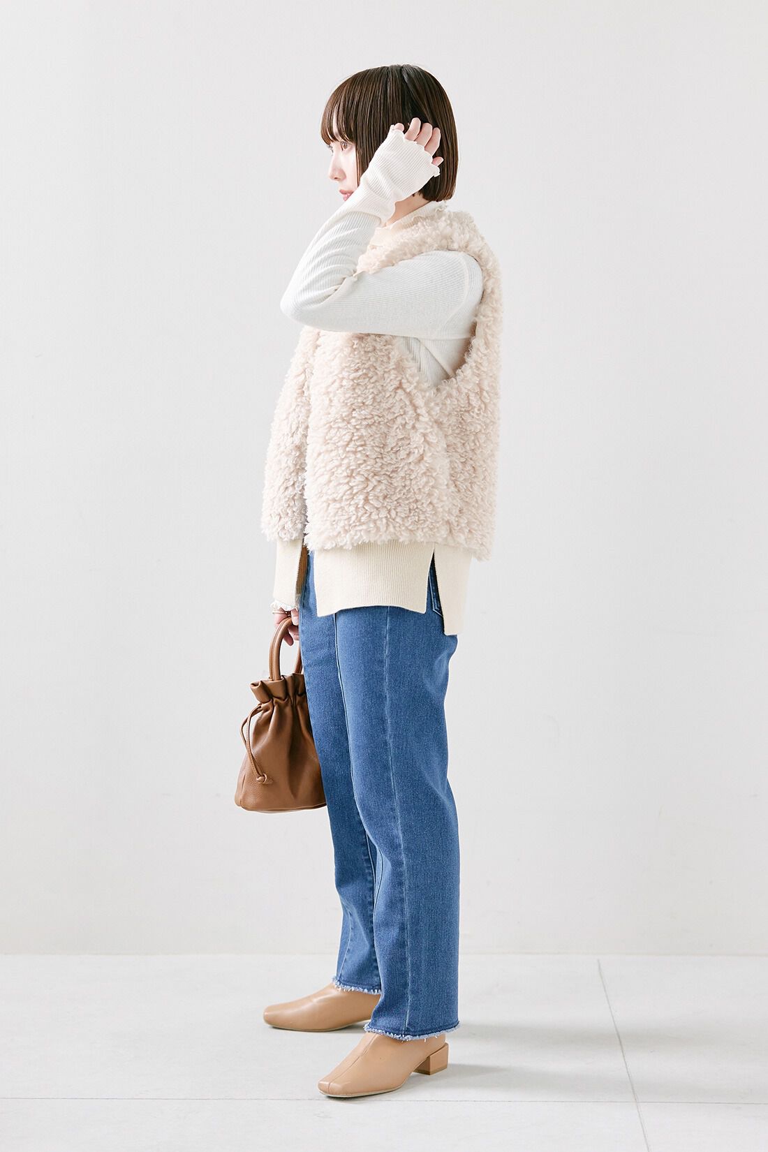 IEDIT|異素材遣いのカーリーフェイクファーベスト〈ライトベージュ〉とメロウで華やぎ　綿混タートルネックリブインのコーディネート|【着用サイズ】ベスト：S　トップス：S　パンツ：SP