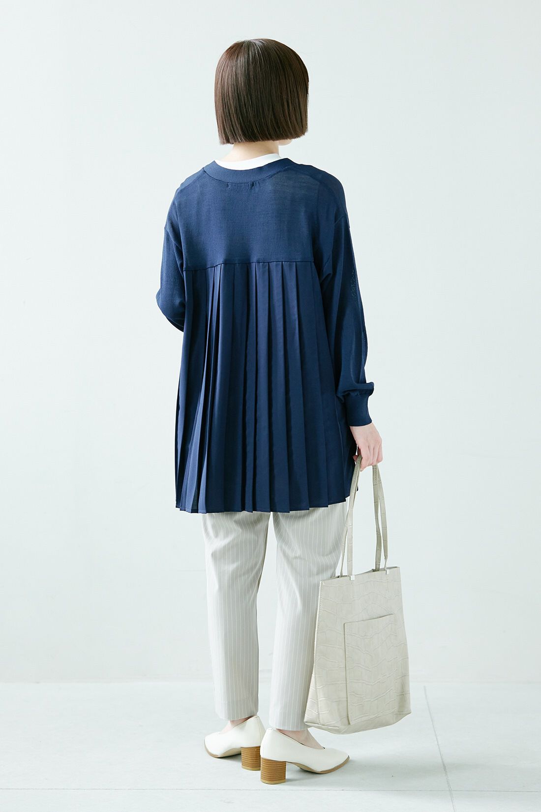 IEDIT|UVカット 接触冷感 撥水加工 エアノビ 涼やか テーパードパンツ〈グレーストライプ〉のコーディネート|【着用サイズ】カーディガン：S　トップス：M　パンツ：SP