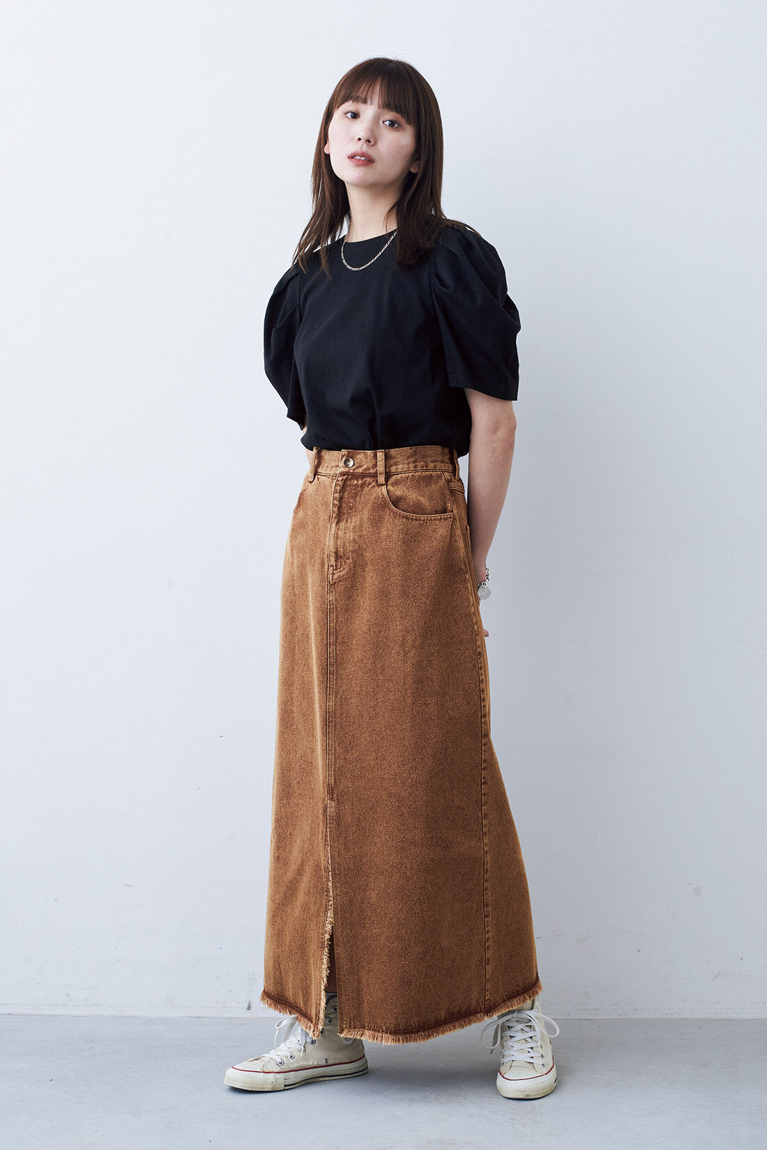 フェリシモファッションニュース|スリットデニムスカート〈コーヒーブラウン〉|モデル身長：168cm　Mサイズ着用