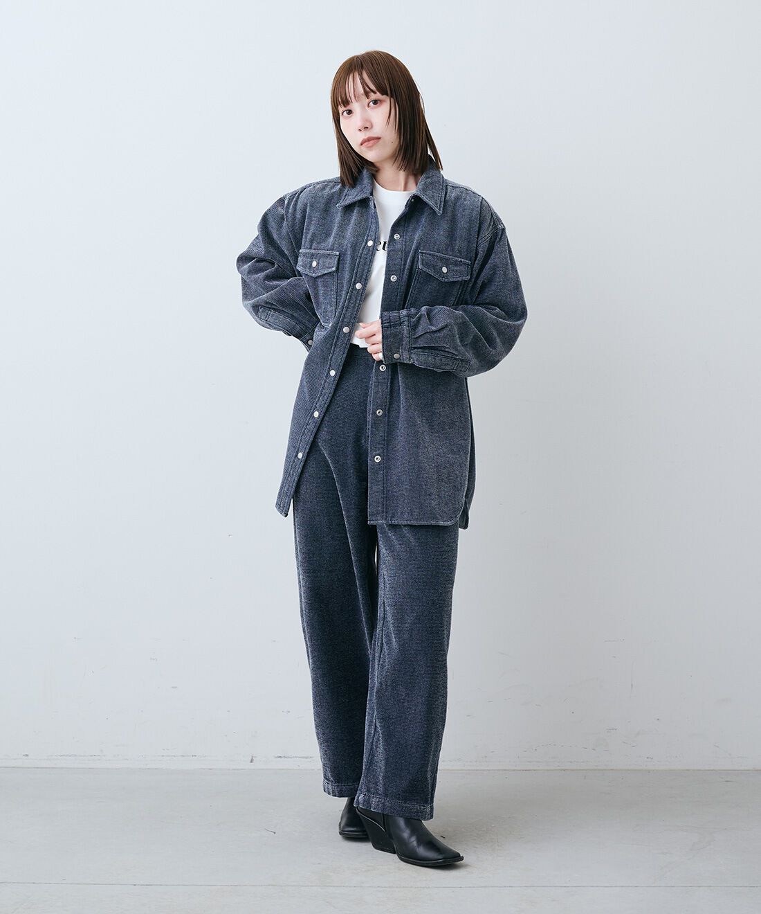 Live in comfort［リブインコンフォート］|両面起毛で着心地やわらかシェニール デニム ジャケット〈インディゴ〉と一枚で着てサマになるオーガニックコットン ロゴ Tシャツのコーディネート