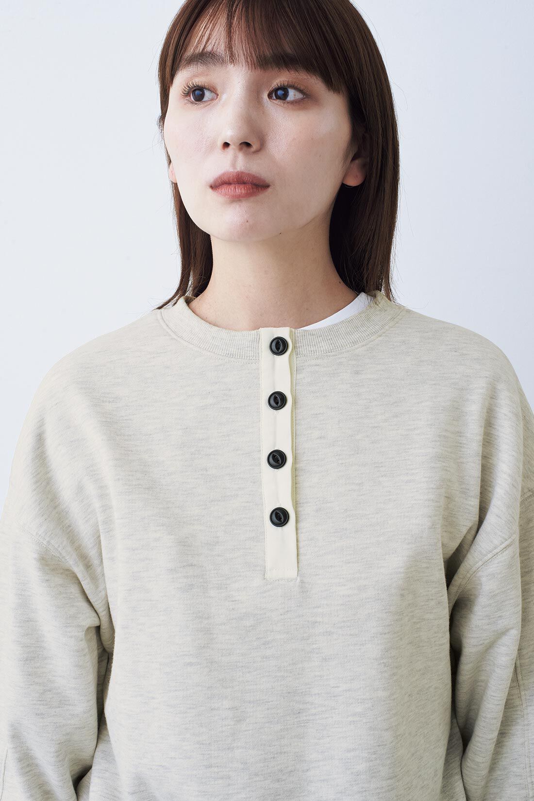 フェリシモファッションニュース|ヘンリーネックスウェット〈グレージュ〉