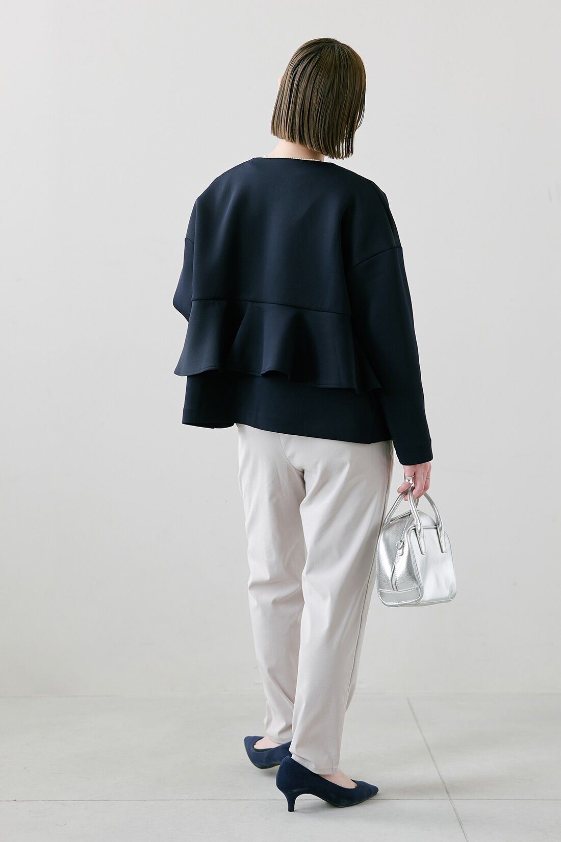 IEDIT|後ろフリル 大人の華やぎ 伸びやか カーデライク ジャケット 〈ネイビー〉のコーディネート