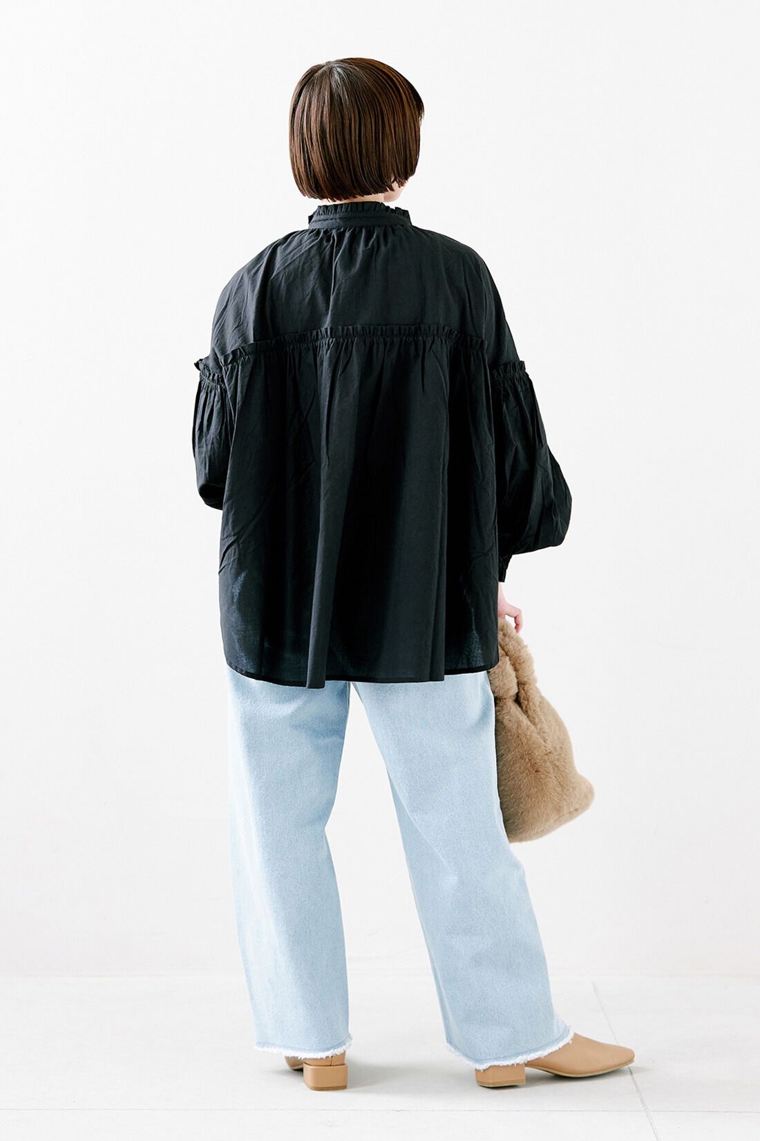 IEDIT|大人に似合う　甘すぎないコットンフリルブラウス〈ブラック〉のコーディネート|【着用サイズ】トップス：S　パンツ：SP