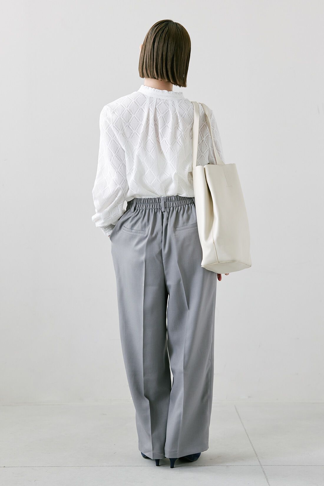 Live in  comfort|上品 大人 セミワイドパンツ 〈グレー〉のコーディネート