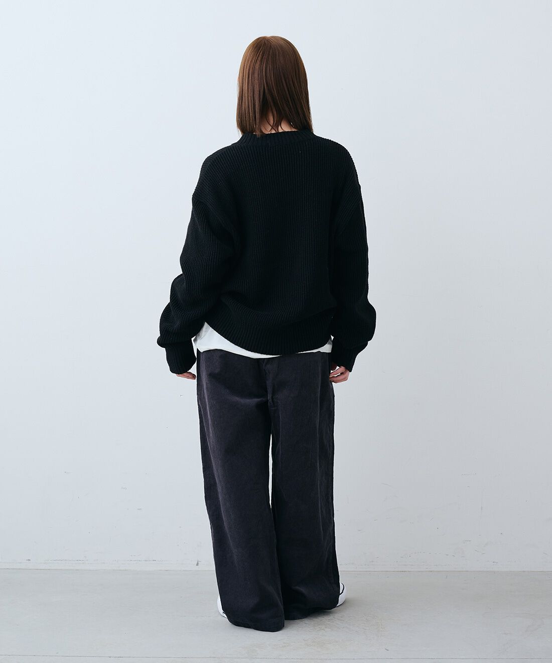 THREE FIFTY STANDARD［スリーフィフティースタンダード］|さらっとした肌触りのウール混Tシャツと小谷実由さんと作ったコーデュロイ ワイドパンツ〈チャコールグレー〉のコーディネート