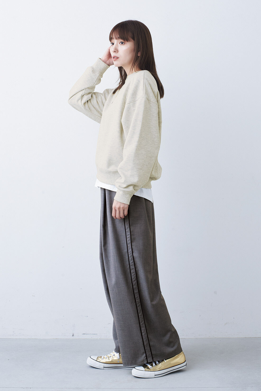 フェリシモファッションニュース|ヘンリーネックスウェット〈グレージュ〉|モデル身長：168cm　Mサイズ着用