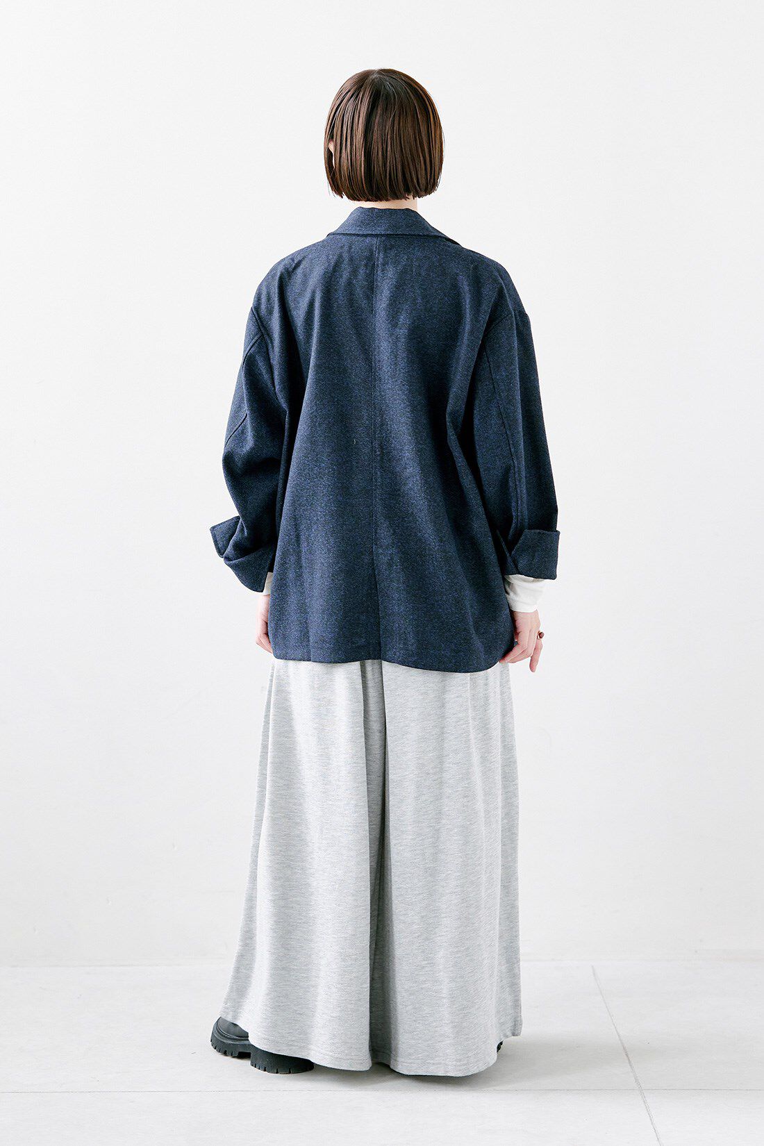IEDIT［イディット］|ツィードライクなリラックスダブルジャケット〈ネイビー〉とシアークルーネックロングＴシャツ　ＴＦＳのコーディネート|【着用サイズ】ジャケット：MP　トップス：M　パンツ：SP
