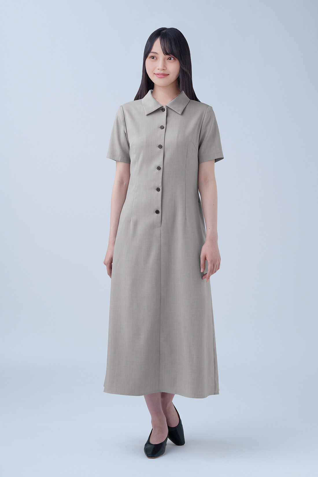 IEDIT|平成のエレガンスラインにこだわって仕立てた 美しき 復刻 ワンピース 〈グレー〉のコーディネート|モデル身長：152cm　着用サイズ：MP