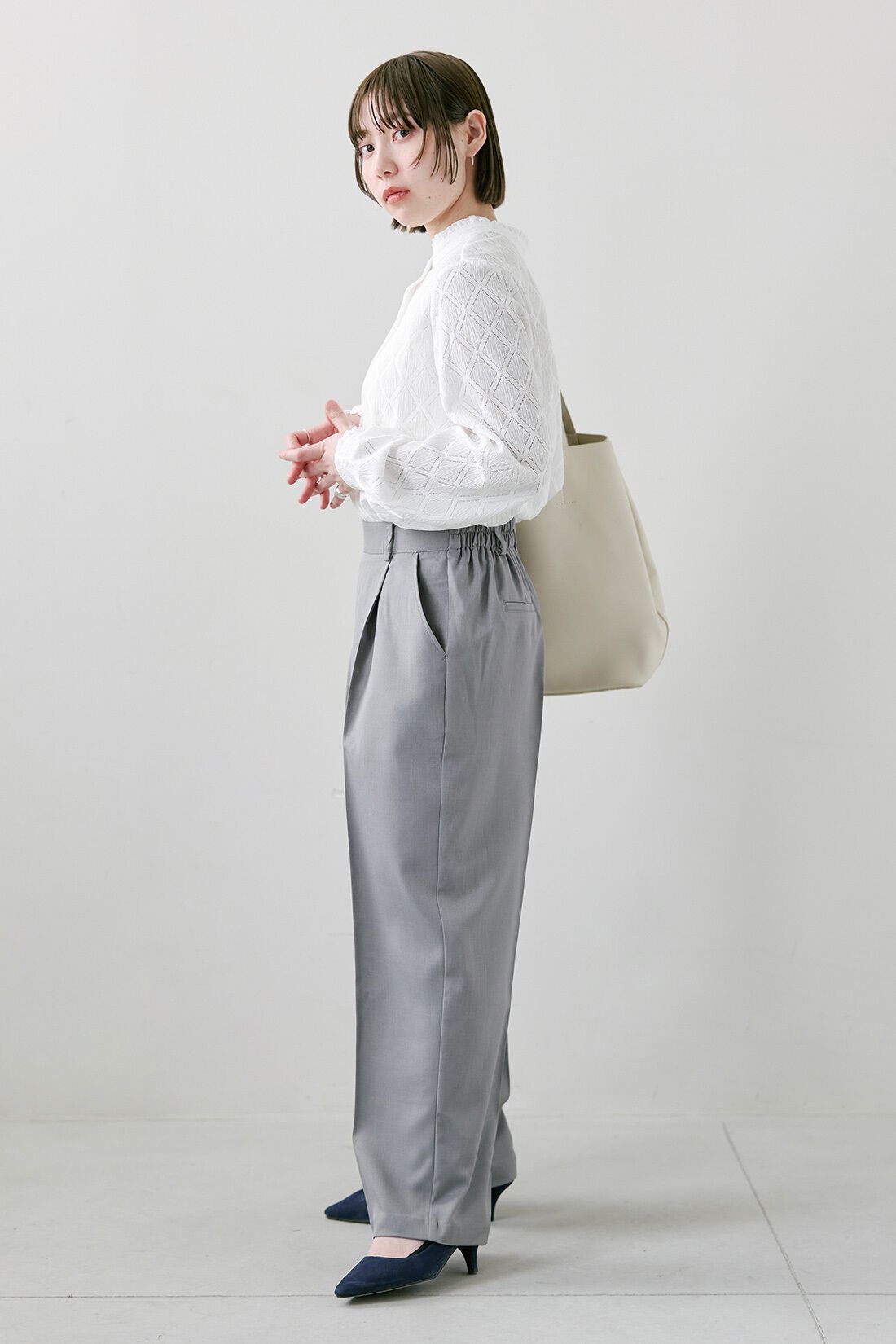 Live in  comfort|上品 大人 セミワイドパンツ 〈グレー〉のコーディネート