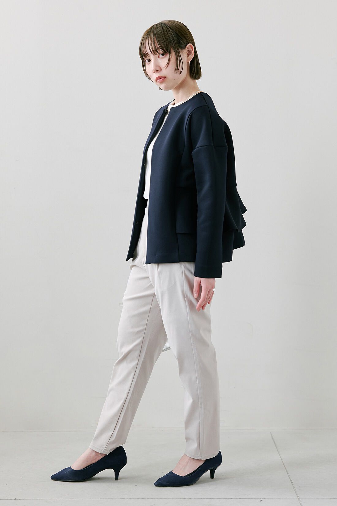 IEDIT|後ろフリル 大人の華やぎ 伸びやか カーデライク ジャケット 〈ネイビー〉のコーディネート