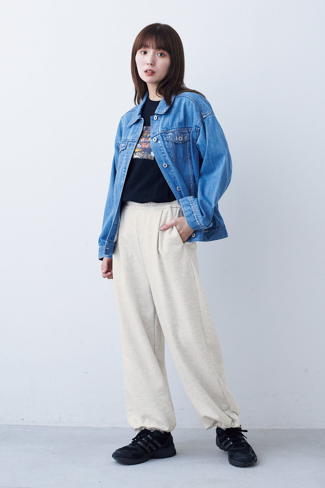 フェリシモファッションニュース|セミワイドスウェットパンツ〈グレージュ〉|モデル身長：168cm　Mサイズ着用