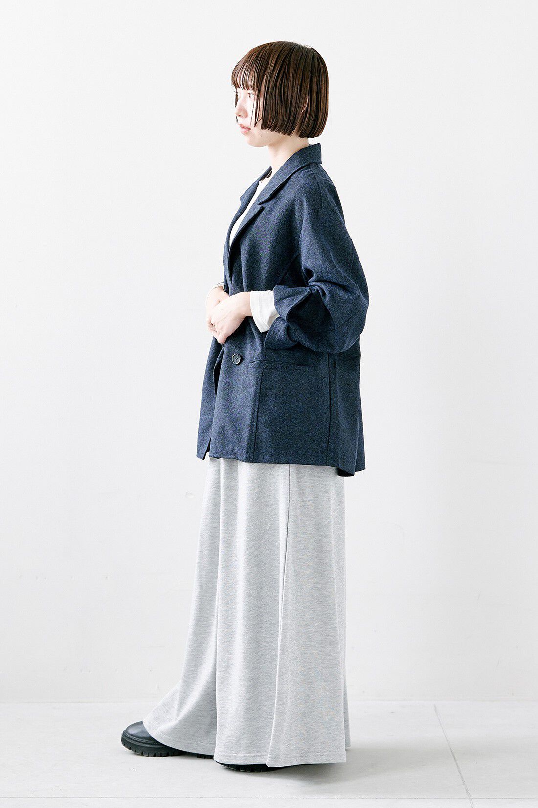IEDIT［イディット］|ツィードライクなリラックスダブルジャケット〈ネイビー〉とシアークルーネックロングＴシャツ　ＴＦＳのコーディネート|【着用サイズ】ジャケット：MP　トップス：M　パンツ：SP