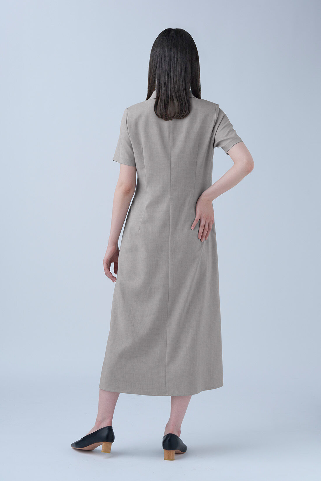 IEDIT|平成のエレガンスラインにこだわって仕立てた 美しき 復刻 ワンピース 〈グレー〉のコーディネート|モデル身長：152cm　着用サイズ：MP