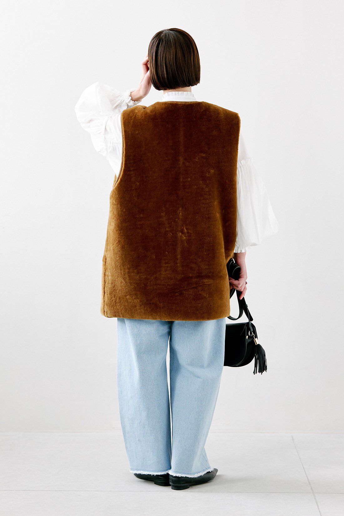 MEDE19F|コットン フリル ブラウス ホワイト 白とパール調パーツ ストレッチ デニムパンツ〈ライトブルー〉のコーディネート|【着用サイズ】ベスト：M　トップス：S　パンツ：SP