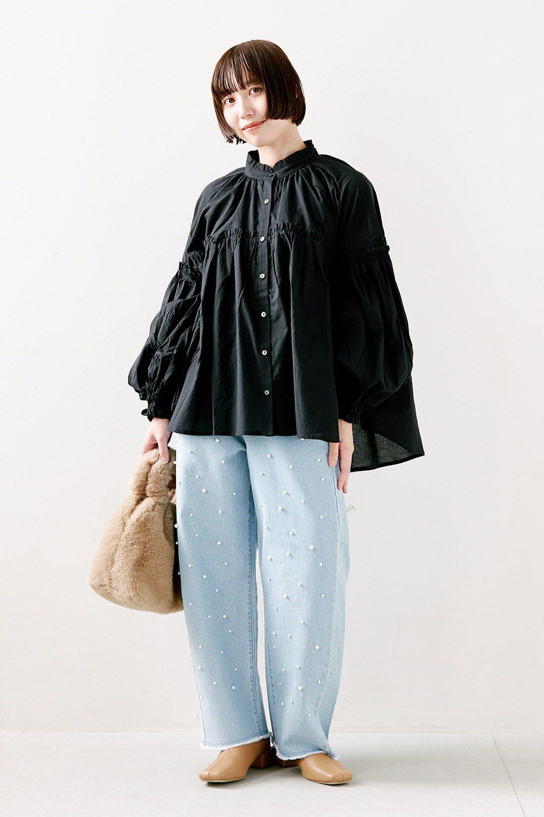IEDIT|大人に似合う　甘すぎないコットンフリルブラウス〈ブラック〉のコーディネート|【着用サイズ】トップス：S　パンツ：SP