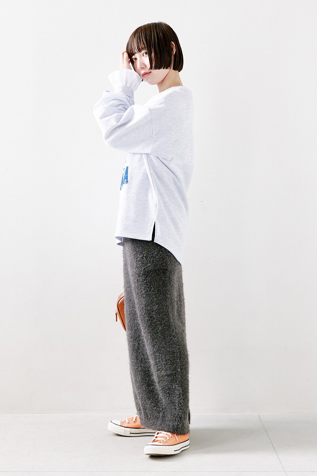 IEDIT|アイビーリーグ カレッジロゴ スウェット〈ライトグレー〉のコーディネート|【着用サイズ】インナートップス：S　スウェット：S　スカート：SP