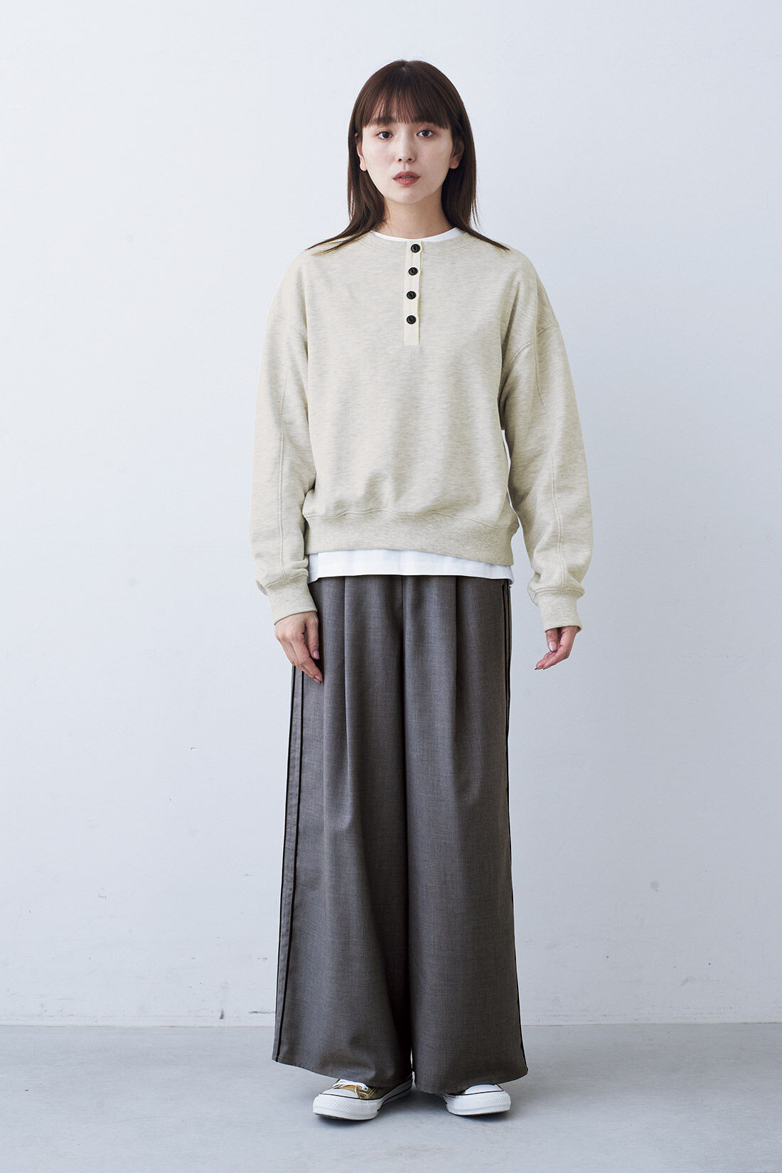 フェリシモファッションニュース|ヘンリーネックスウェット〈グレージュ〉|モデル身長：168cm　Mサイズ着用