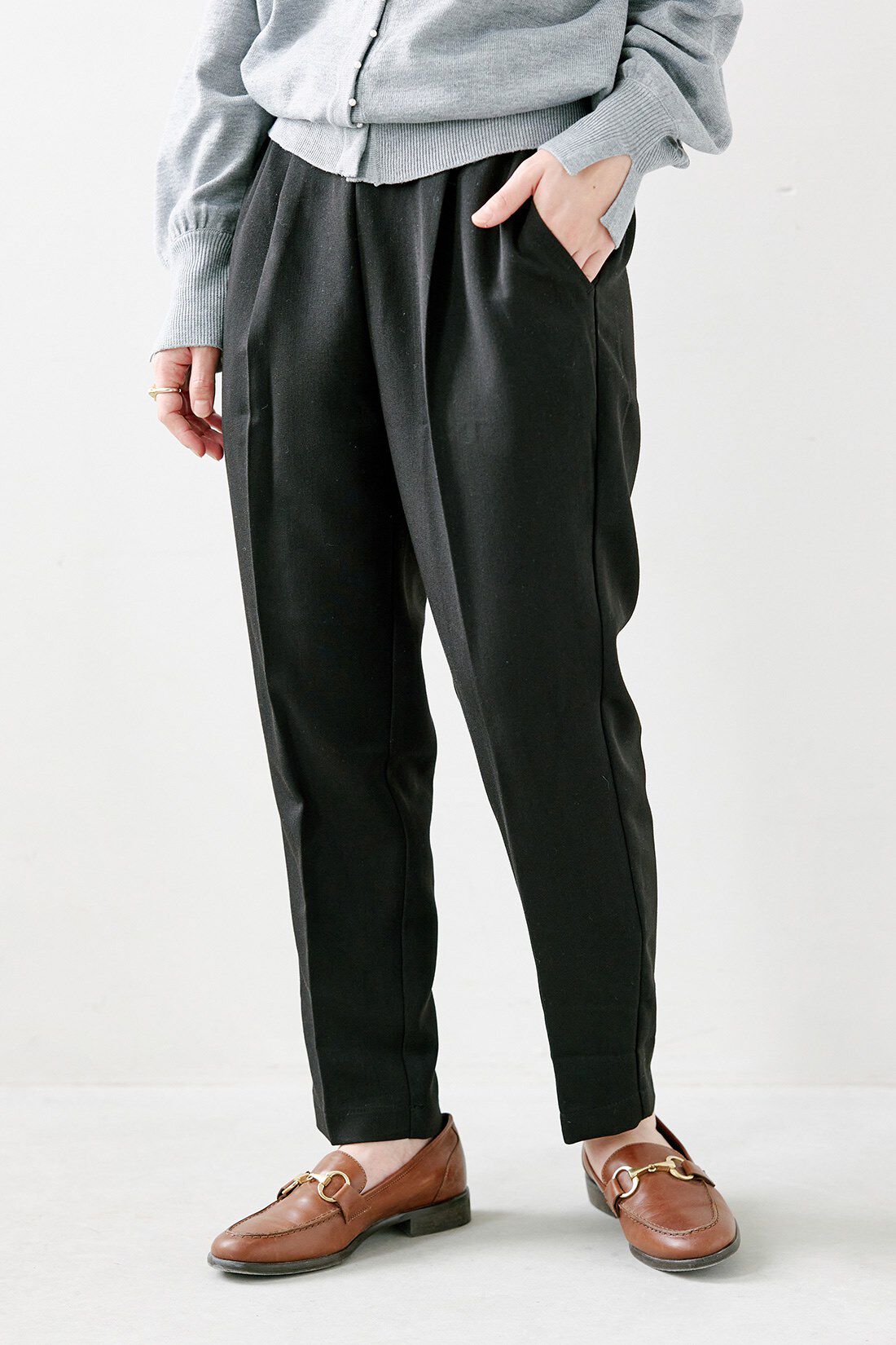 Live in  comfort|プチパール調 上品 華やぐ カーディガン〈グレー〉のコーディネート|【着用サイズ】トップス：S　パンツ：１（SP）