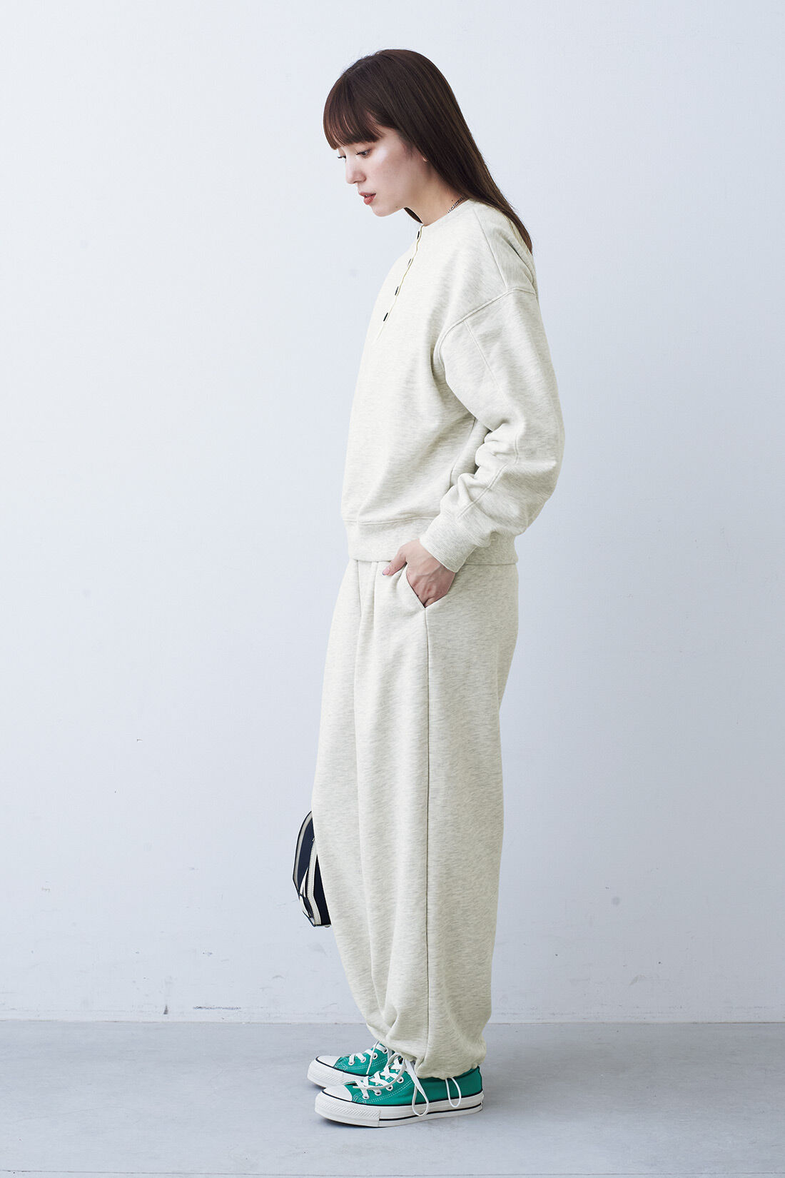 フェリシモファッションニュース|セミワイドスウェットパンツ〈グレージュ〉|モデル身長：168cm　Mサイズ着用