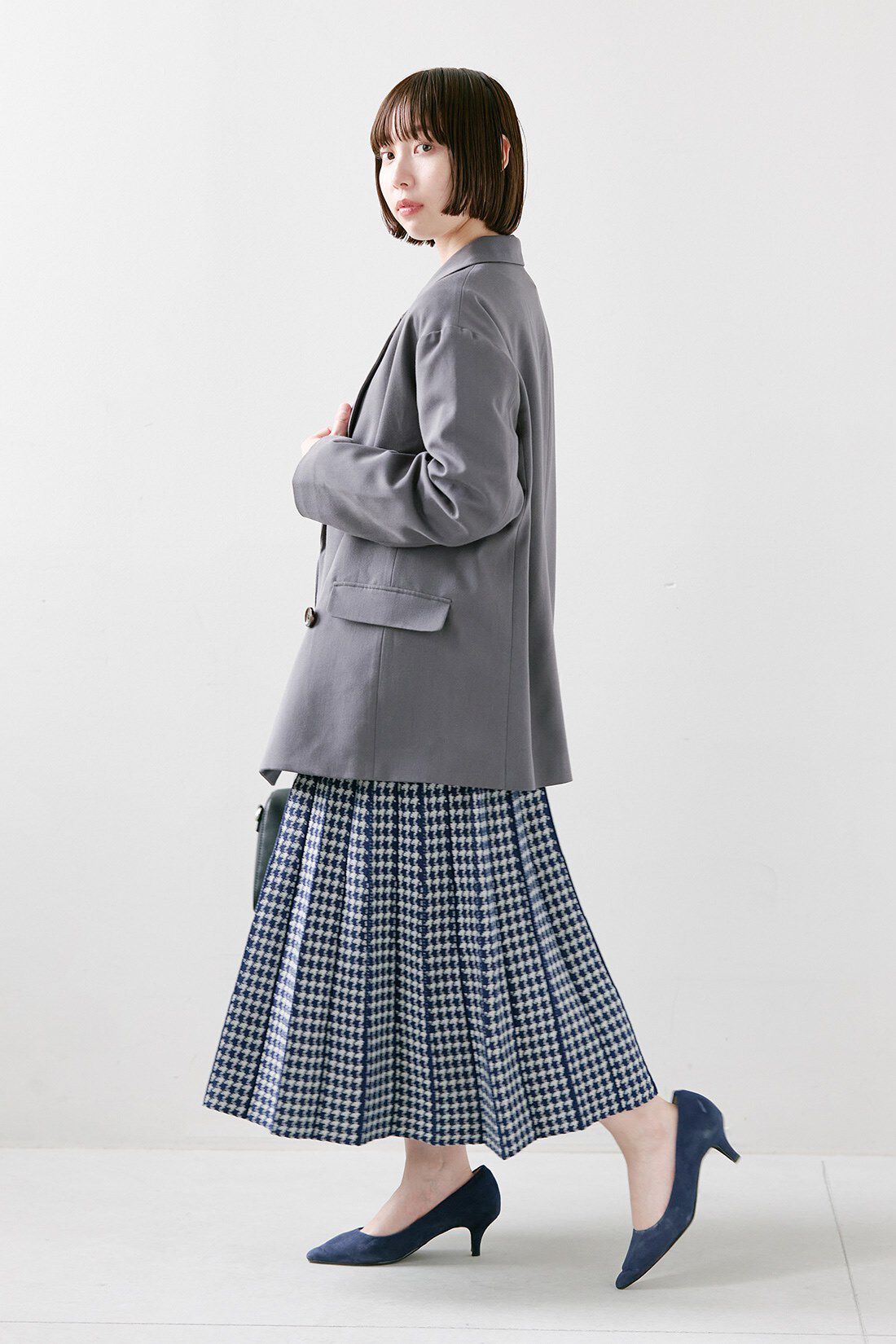 IEDIT|小森美穂子さんコラボ ゆるシルエット こなれ見え ジャケット〈チャコールグレー〉と着まわし便利 ニットトップス ジャカードスカート ベストバランスセット〈ネイビー〉のコーディネート|【着用サイズ】ジャケット：S　トップス：S　スカート：SP