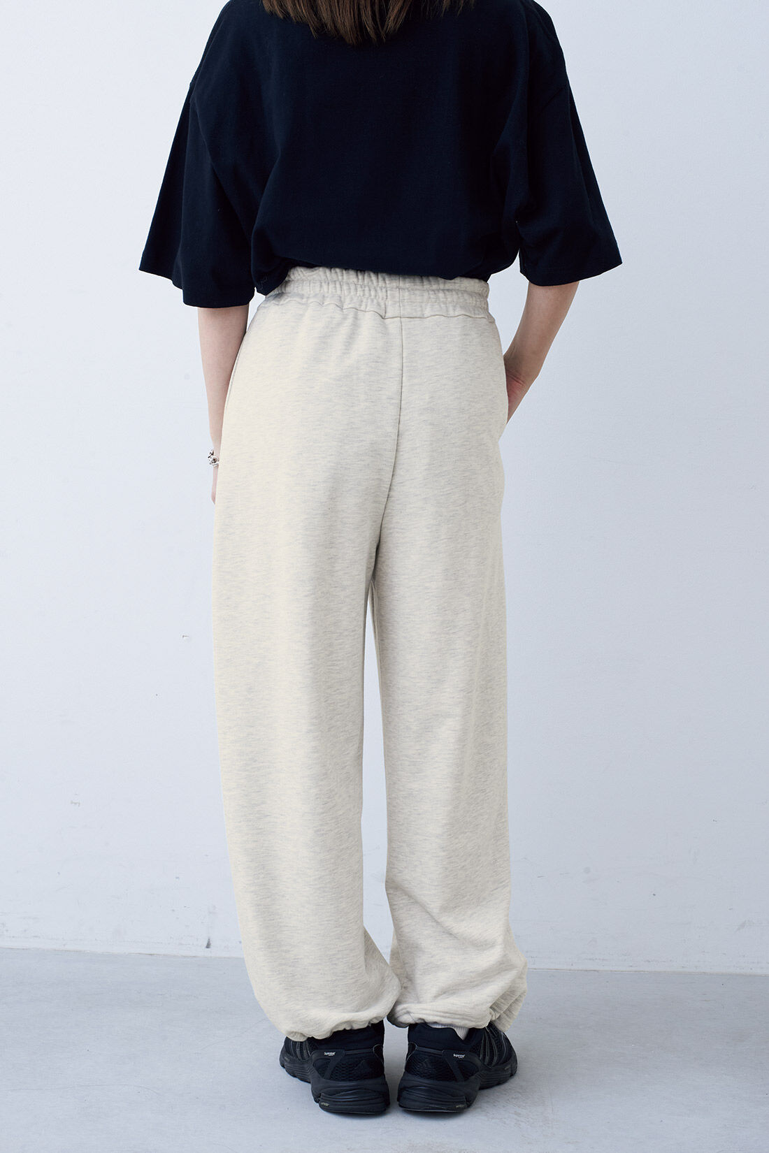 フェリシモファッションニュース|セミワイドスウェットパンツ〈グレージュ〉