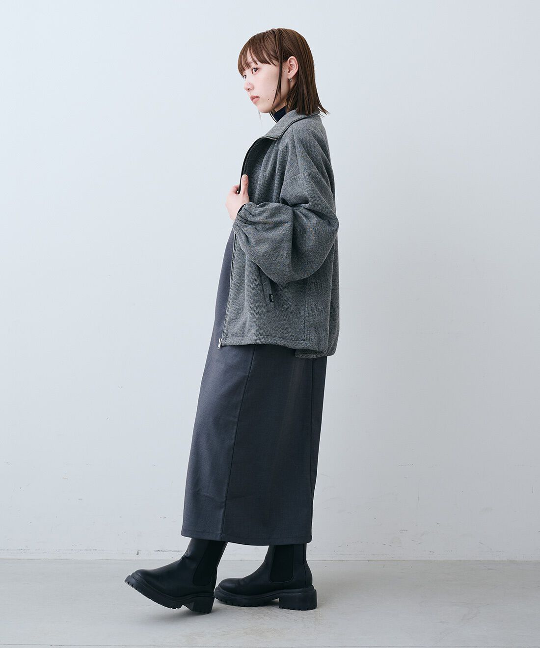 THREE FIFTY STANDARD［スリーフィフティースタンダード］|日本製コットン100％ リブ タートルとウールライクなVネック ジャンパースカート〈杢グレー〉のコーディネート